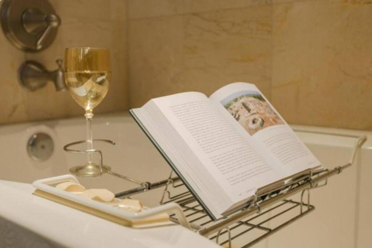 Wine-Dine-Sunshine Cozy Flat In The Heart Of Dtsp Villa Saint Petersburg Eksteriør billede