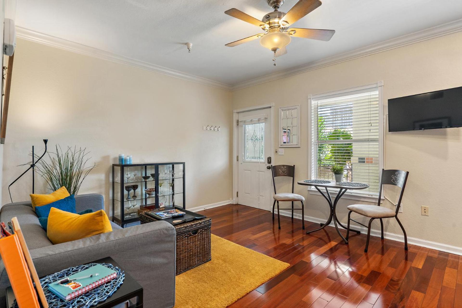 Wine-Dine-Sunshine Cozy Flat In The Heart Of Dtsp Villa Saint Petersburg Eksteriør billede