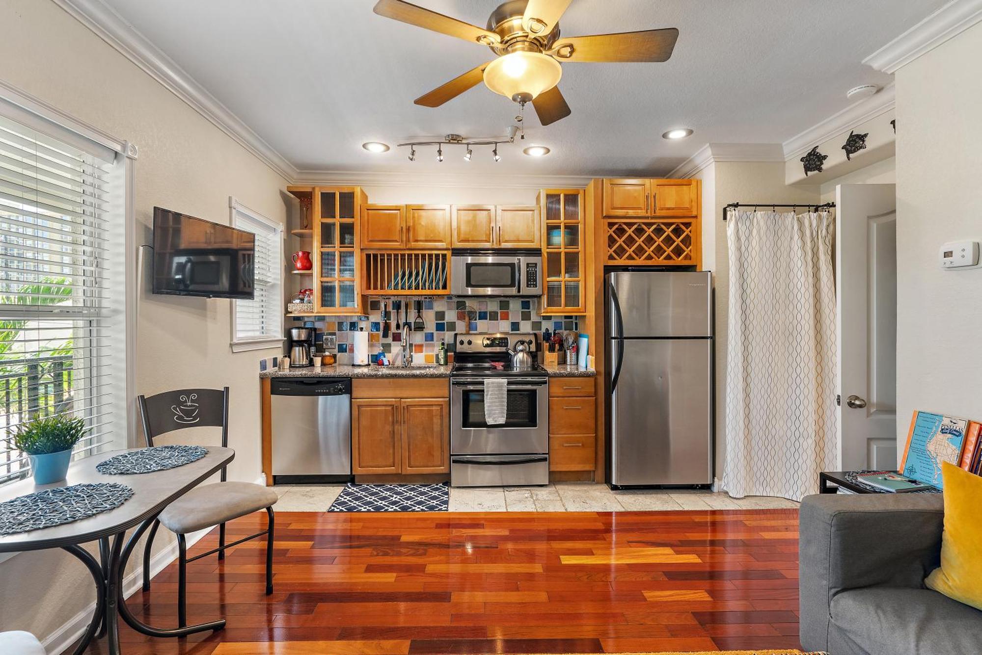 Wine-Dine-Sunshine Cozy Flat In The Heart Of Dtsp Villa Saint Petersburg Eksteriør billede